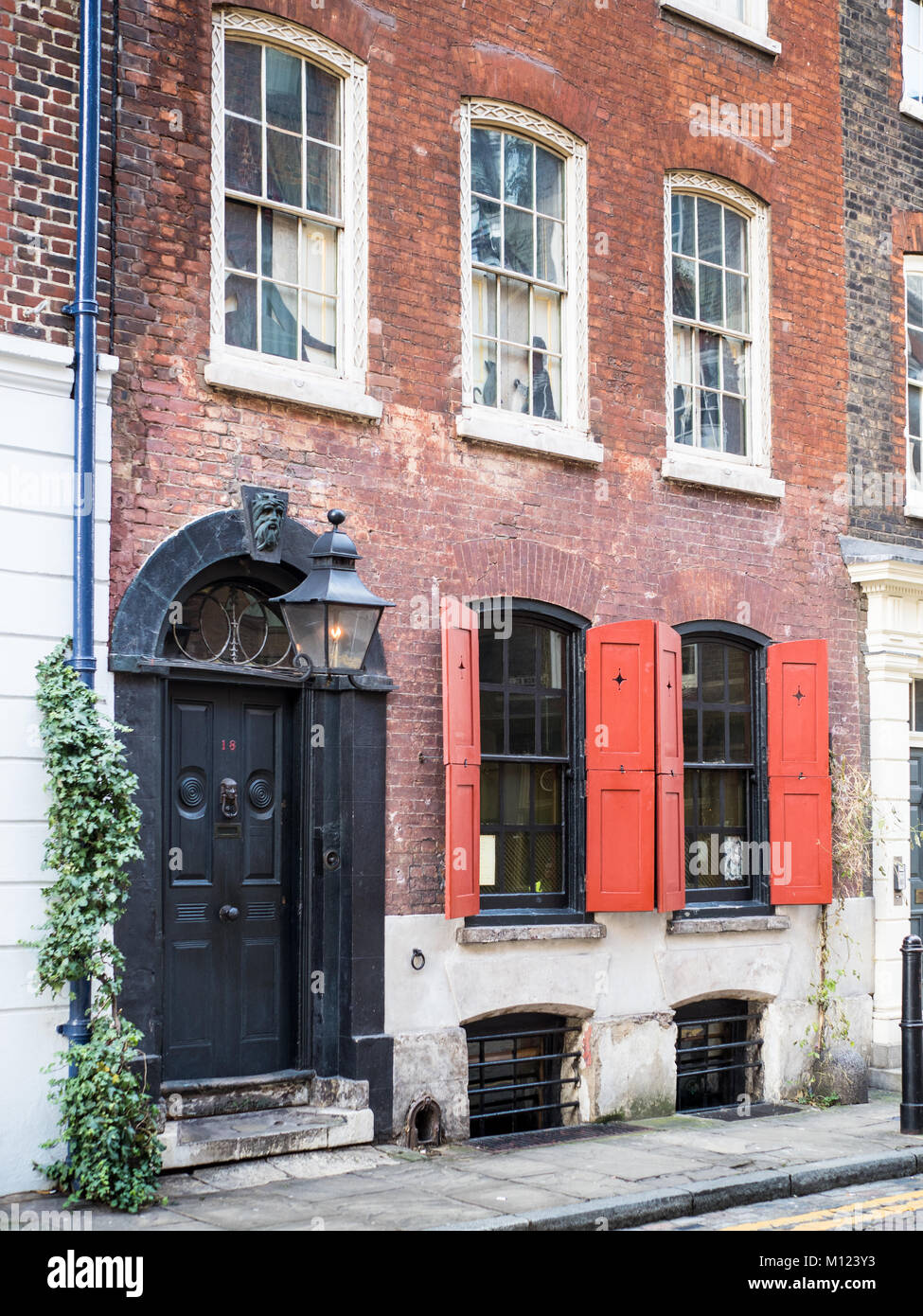Dennis Severs House, a preserved Huguenot house at 18 Folgate Street in East London,  where families of silk weavers lived from 1724 Stock Photo