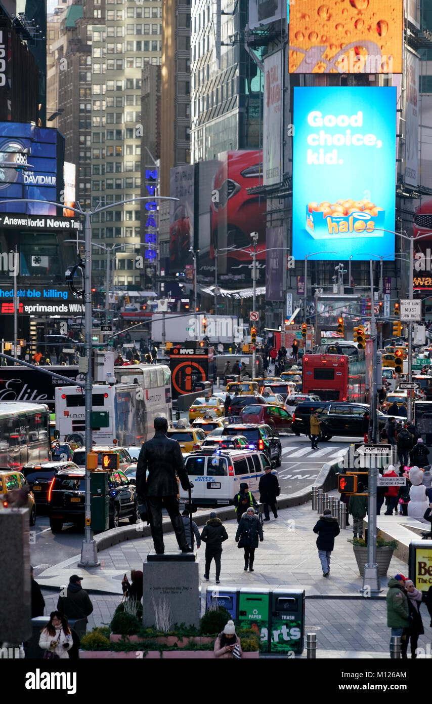 Pedestrians in times square hi-res stock photography and images - Alamy