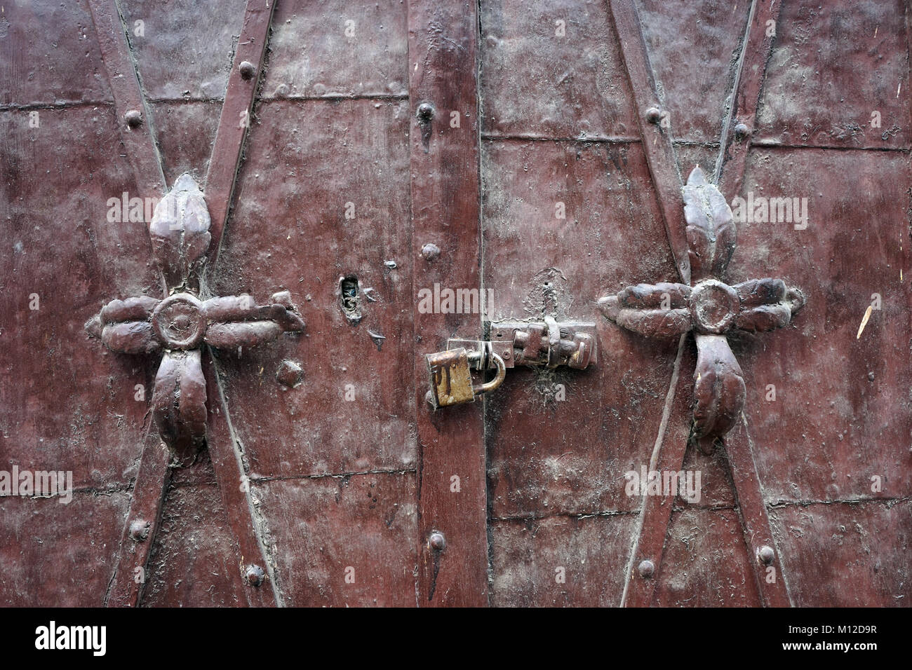 Old metal door with lock and dust Stock Photo - Alamy
