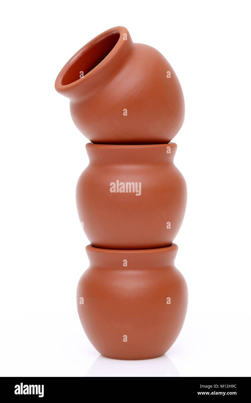 https://c8.alamy.com/comp/M12H9C/stack-of-traditional-clay-pots-on-white-background-M12H9C.jpg