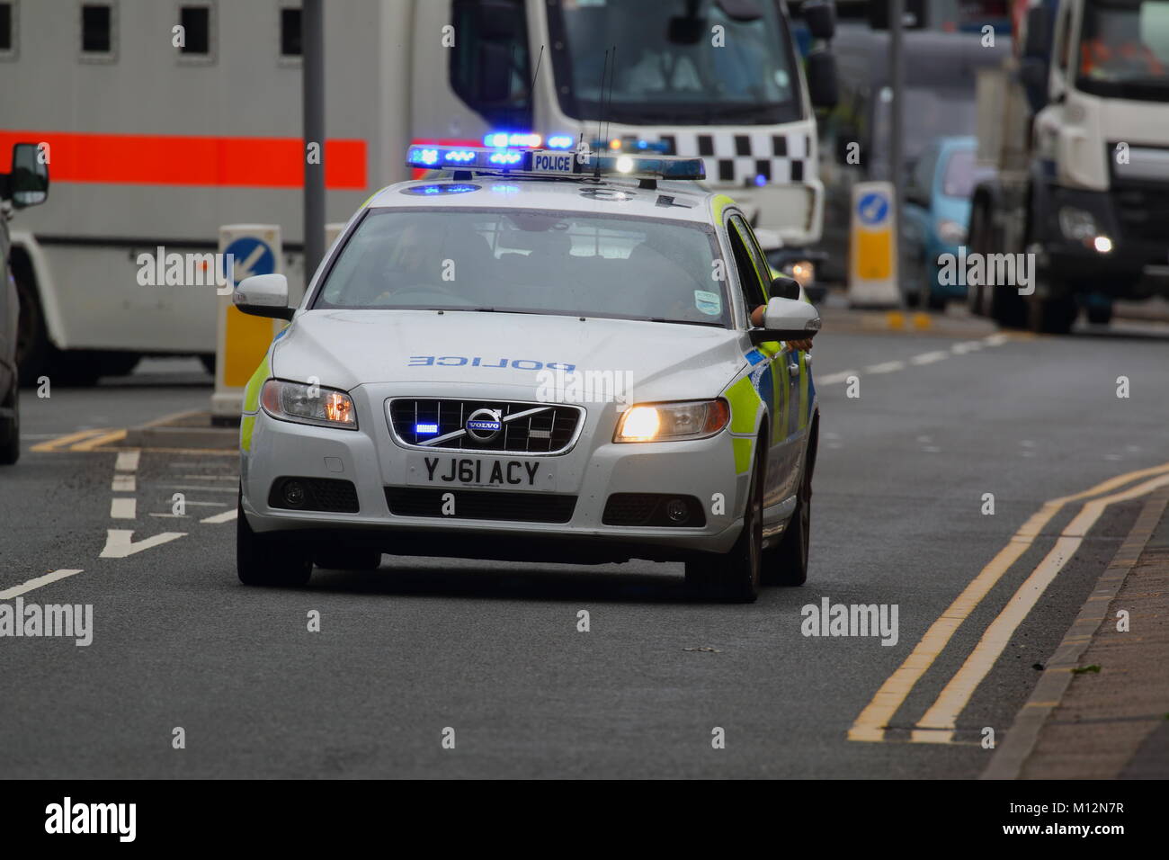 A convoy of police vehicles escorting a prisoner from Elland Road Police Station Stock Photo