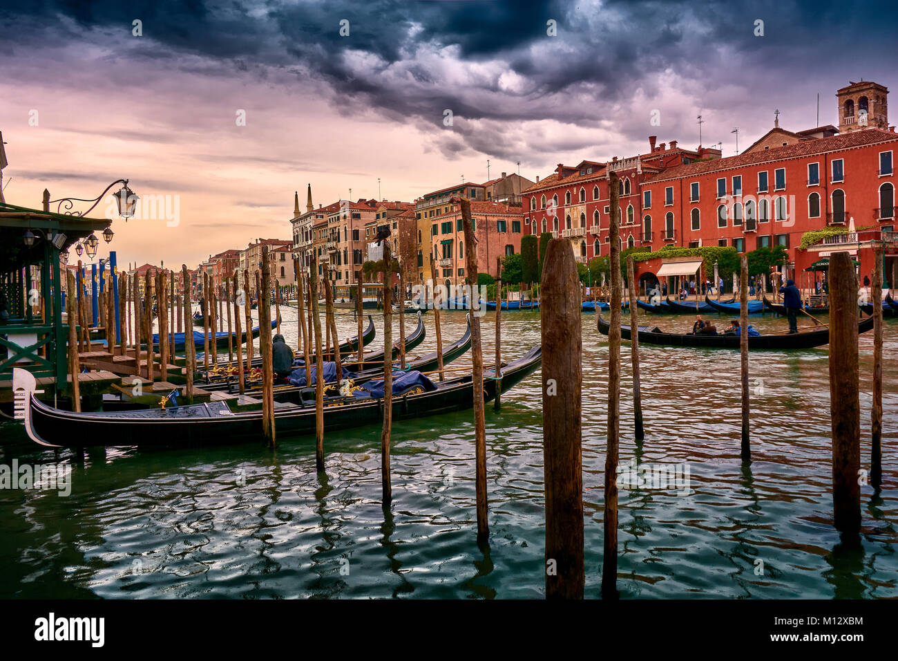 Gondola docks hi-res stock photography and images - Alamy