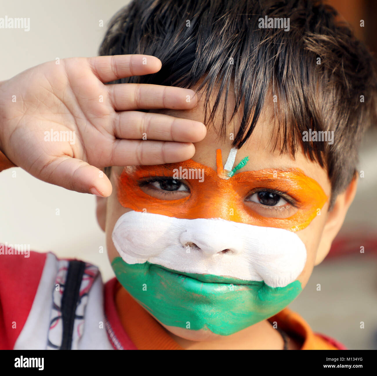 Jammu, India. 25th Jan, 2018. Indian children paint the tricolor of ...