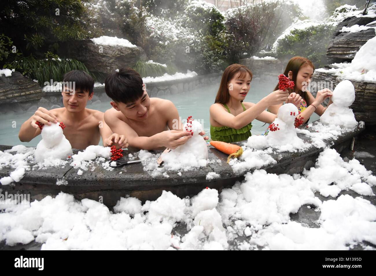 Климат китая график. Климатические условия китая карта. Китайцы зимой. Снег в китае. Сколько градусов зимой в китае.