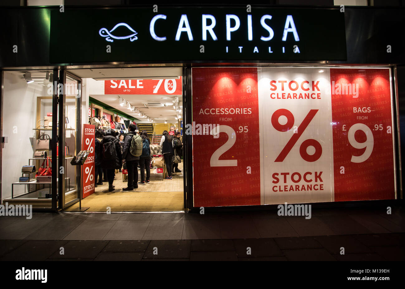 London, UK. 22nd Jan, 2018. People seen inside the Carpisa store on Oxford Street in London. Credit: Rahman Hassani/SOPA/ZUMA Wire/Alamy Live News Stock Photo