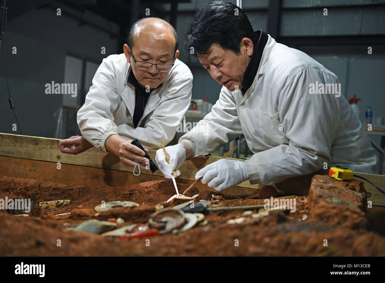 Китай находки. Китайские ученые археологи. Археологические раскопки в Японии. Ученые Китая.