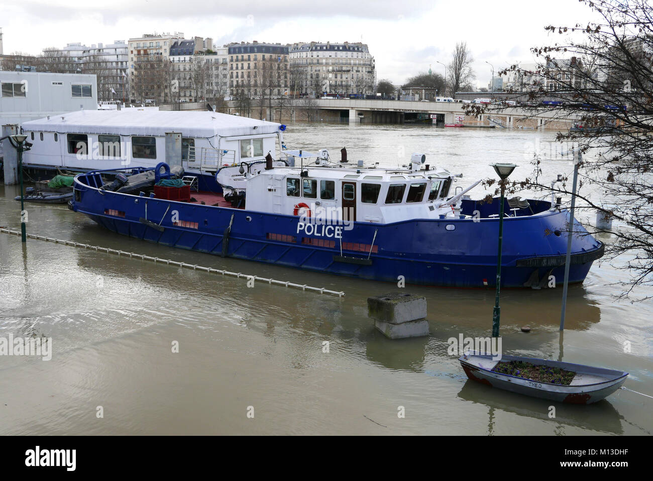 Tug of the Brigade Fluviale, Quai SaintBernard, flood of the Seine