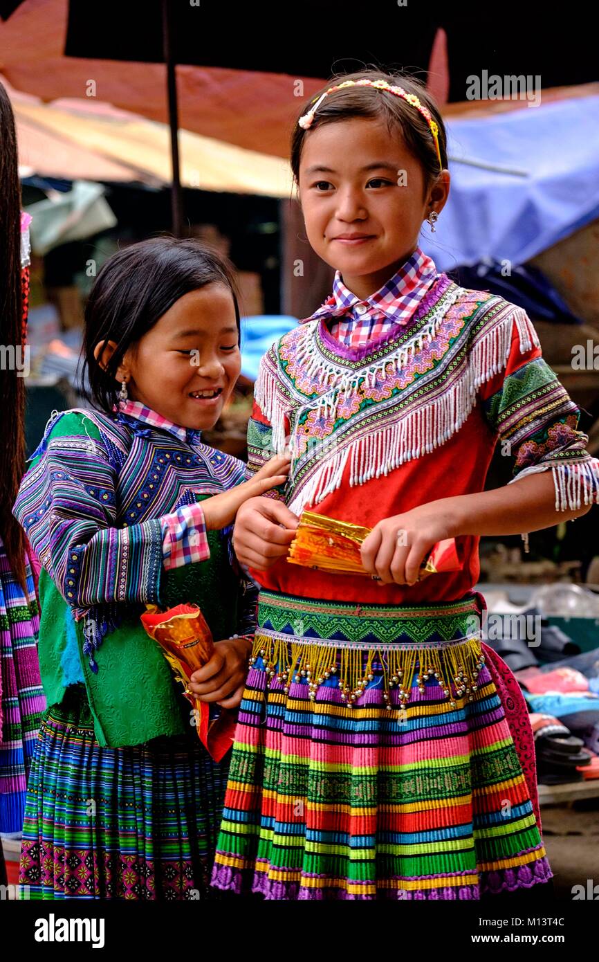 Vietnam, Ha Giang, Sin man ou Xin Man district, Sin Man market, ethnic minority group of flower Hmongs Stock Photo