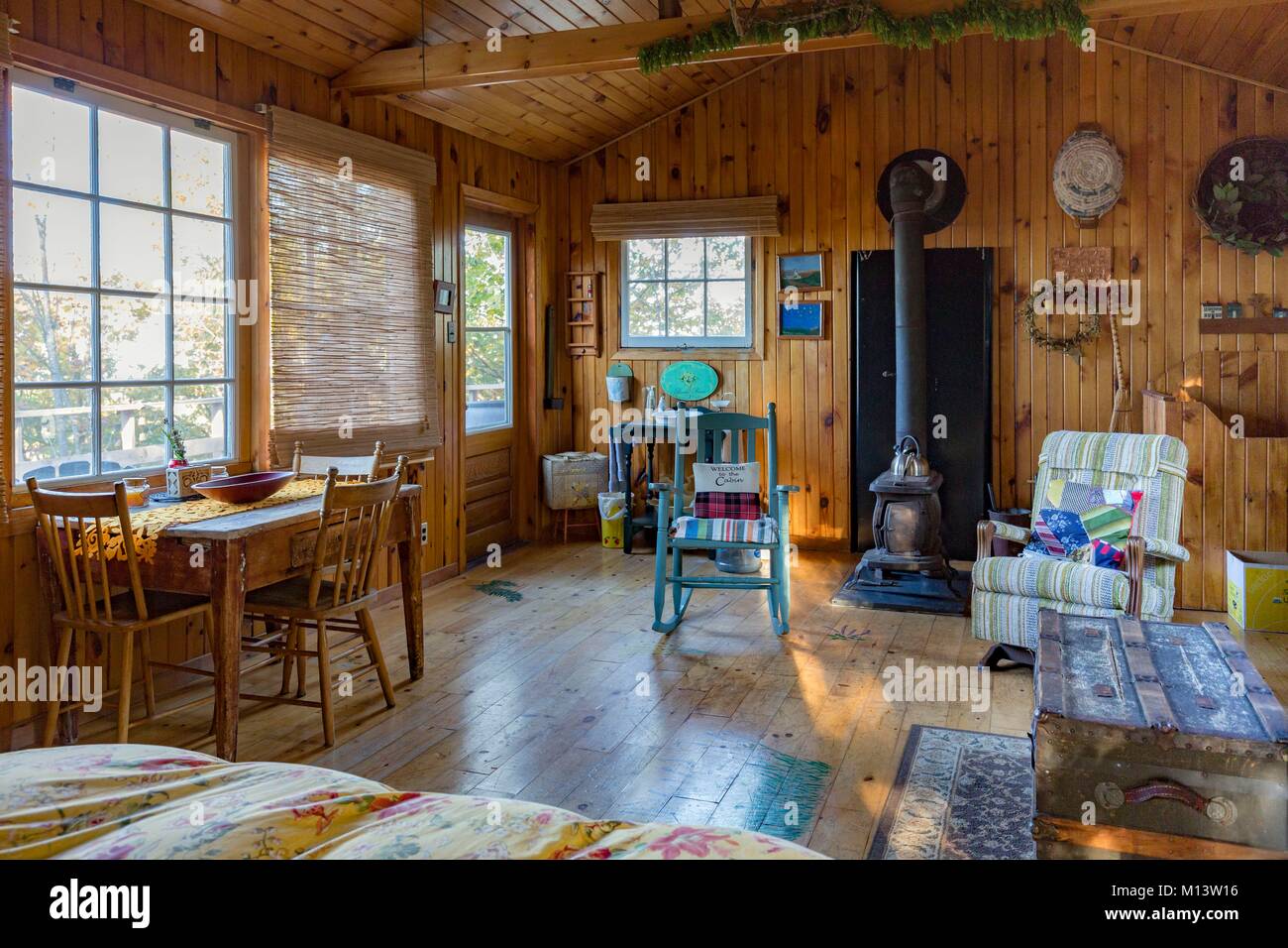 anada, Province of Quebec, Outaouais, Pontiac region, Chichester, Northfork Inn, rustic room in a cabin in the middle of the woods Stock Photo