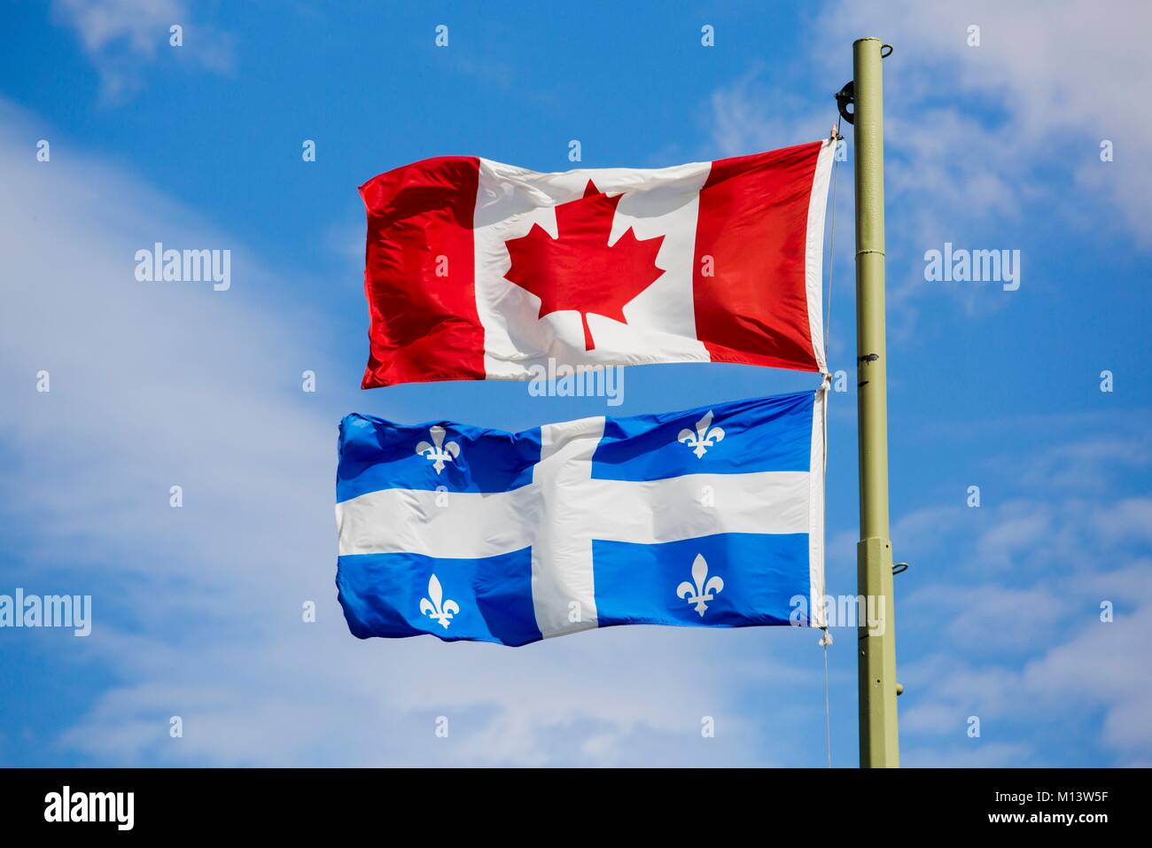 Canada Province De Quebec Region Du Bas Saint Laurent Les Drapeaux Du Canada Et Du Quebec Stock Photo Alamy Canada Province De Quebec Region Du Bas Saint Laurent Les Drapeaux Du Canada Et Du Quebec Stock Photo Alamy