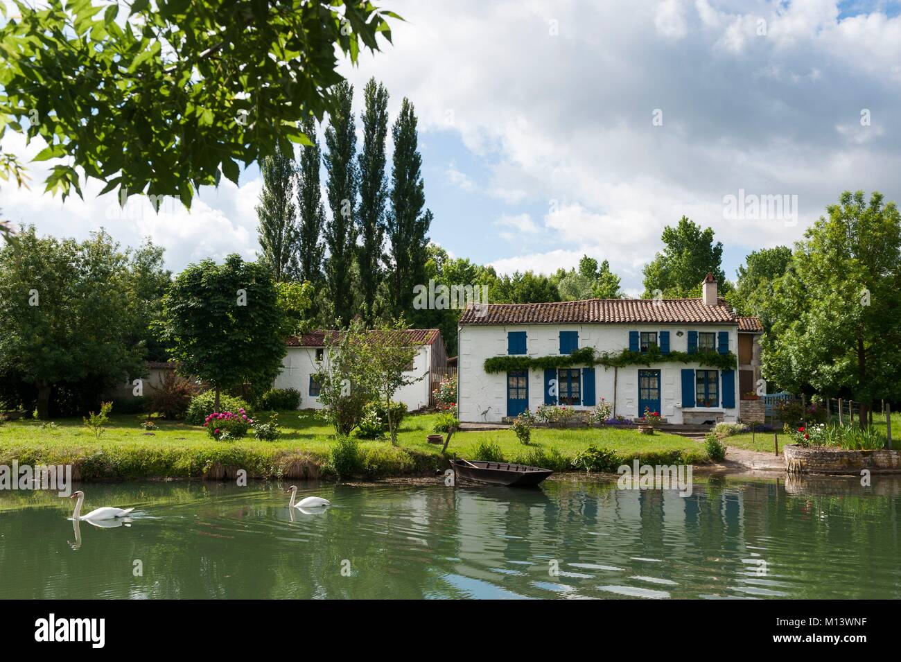 France, Deux Sevres, Coulon, Marais Poitevin interregional park labeled Grand Site of France, Marais Poitevin, Green Venice, Coulon labeled The Most Beautiful Villages of France, typical maraichine house on the edge of the Sevre Niortaise Stock Photo