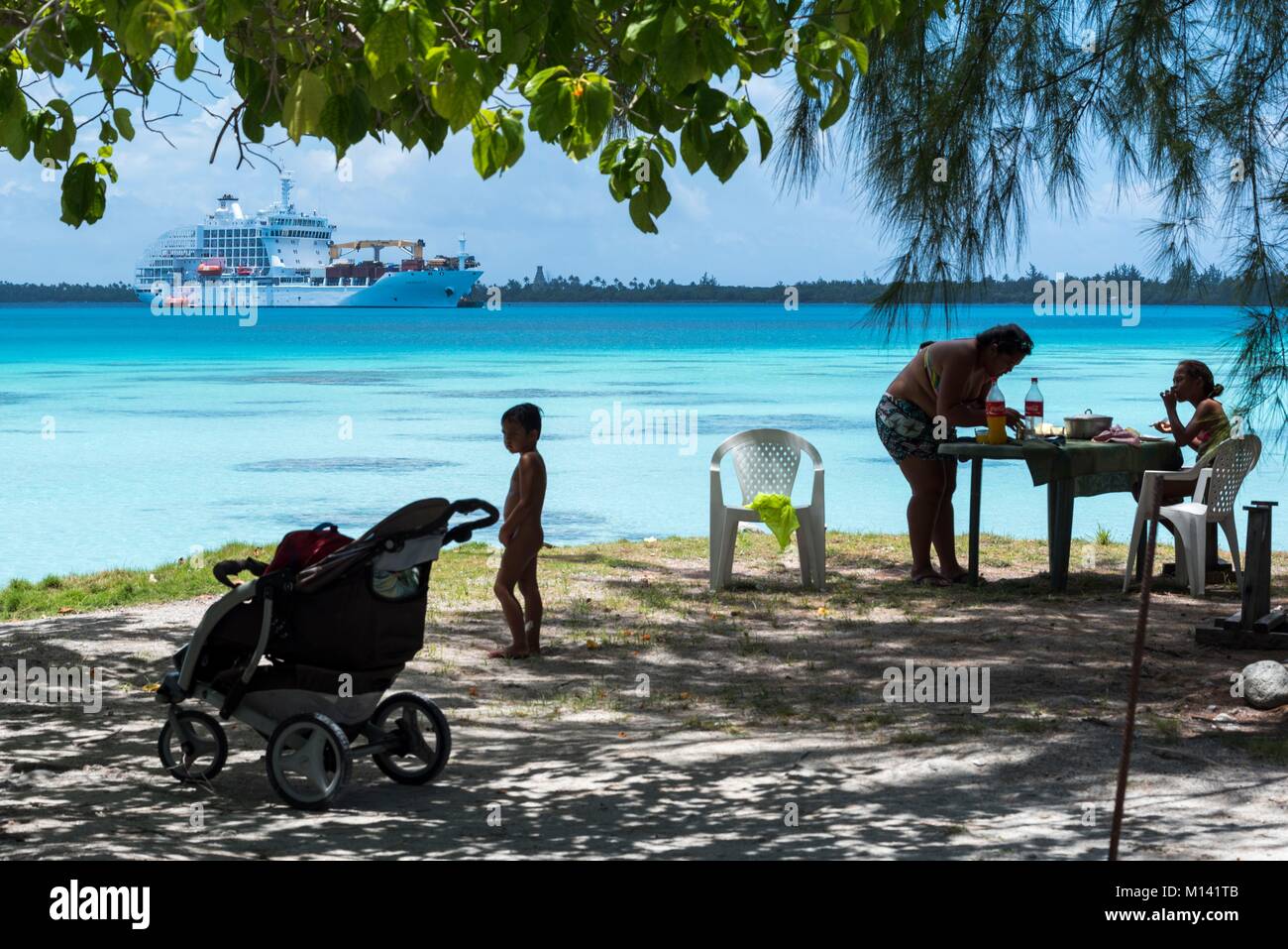 France, French Polynesia, Tuamotu Archipelago, Fakarava Atoll, Rotoava, UNESCO Biosphere Reserve, Cruise aboard Aranui 5, Aranui 5 at anchor in the lagoon, picnic Stock Photo
