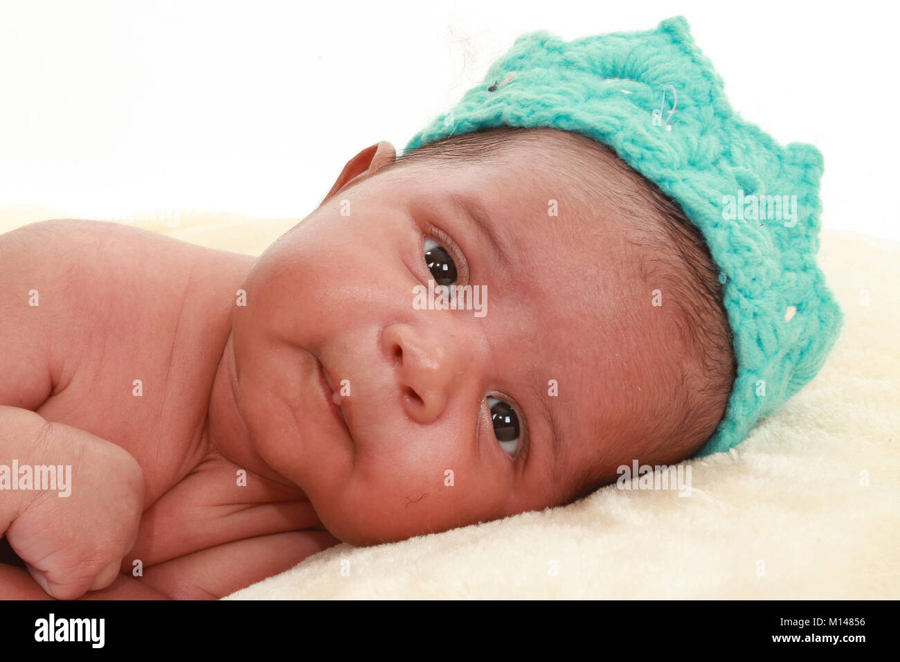 Måler Antage Over hoved og skulder newborn 3 week old mixed race baby boy cosy in nursery Stock Photo - Alamy