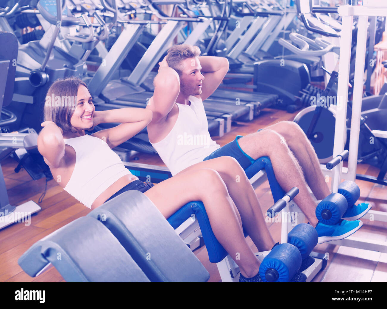 Hombre utilizando máquina abdominales gimnasio Fitness Centro Deportivo  Haverfordwest Haverfordwest Gales pembrokeshire REINO UNIDO Europa  Fotografía de stock - Alamy