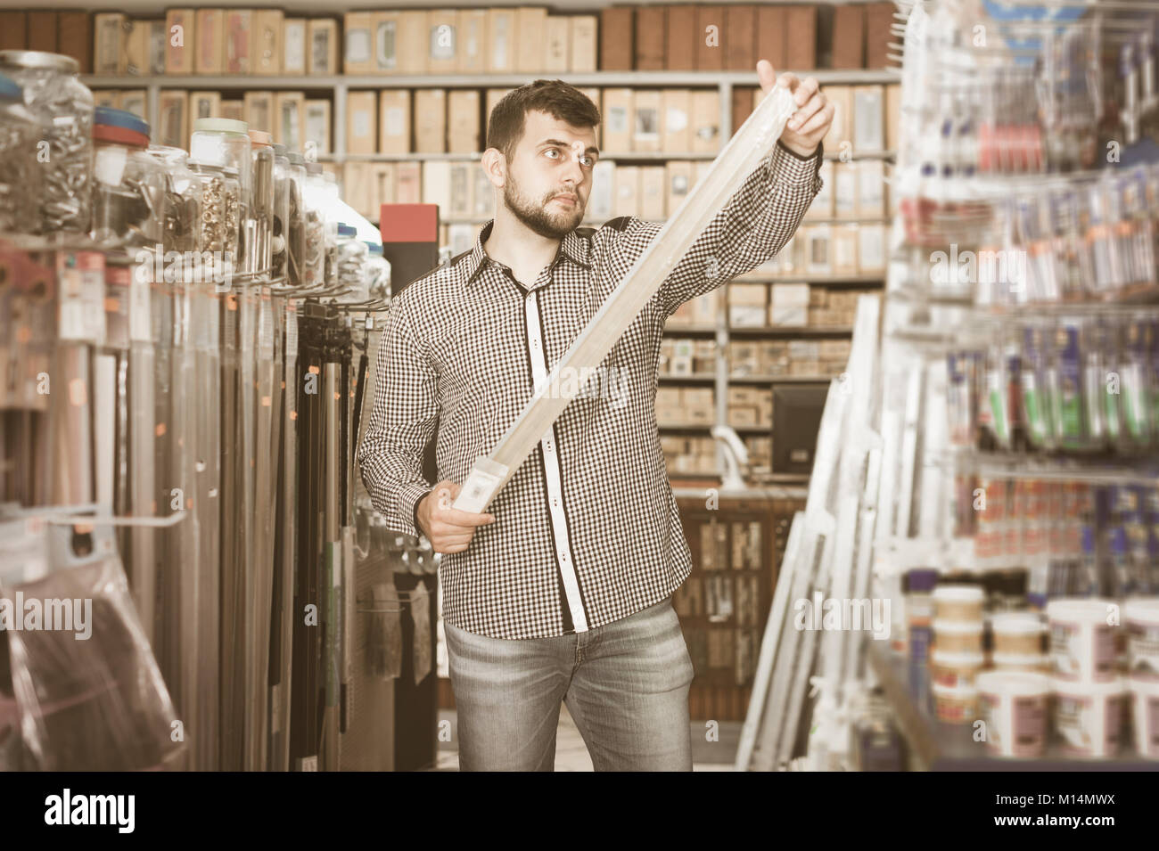 Человек выбирает автомобиль. Выбор автомобиля. Африканцы мужчины. Choose man. A man chooses a slave obeys.