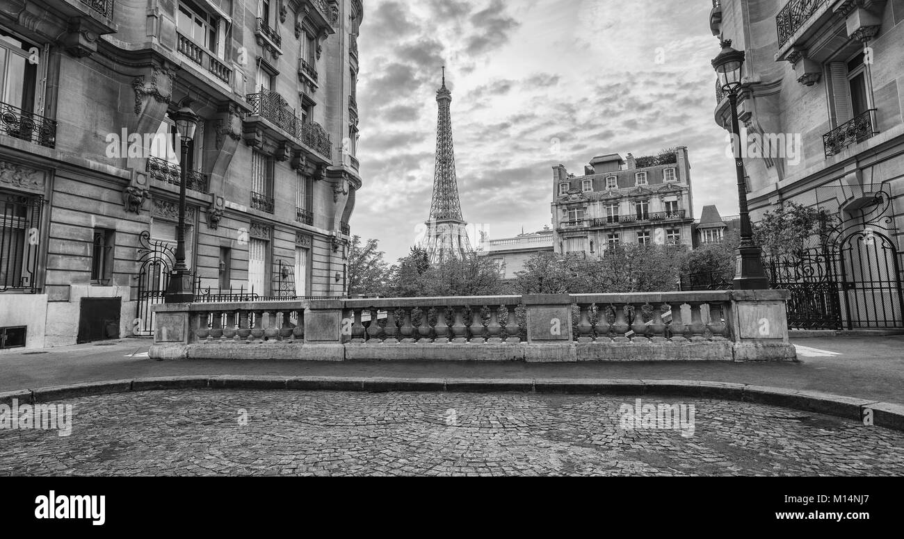 A small street in paris with view to the eiffel tower. Stock Photo