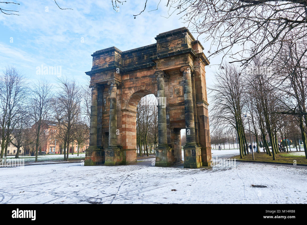 The McLennan Arch at the entrance to Glasgow Green Park, with the old high court building in the background. Stock Photo