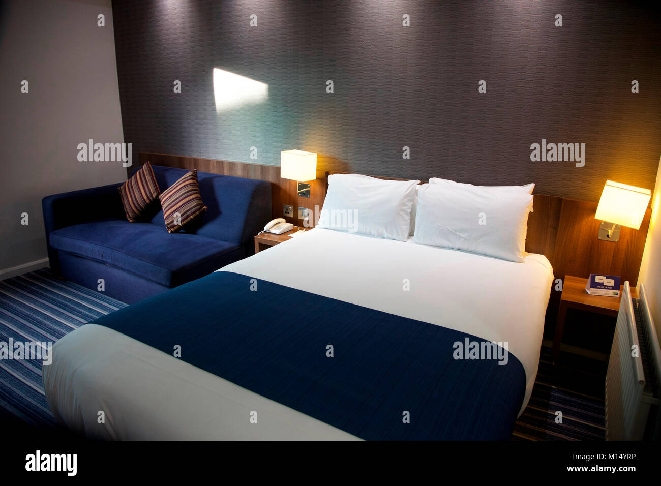 Bedroom in Holiday Inn Express, Queens, budget hotel in Belfast, Northern Ireland Stock Photo
