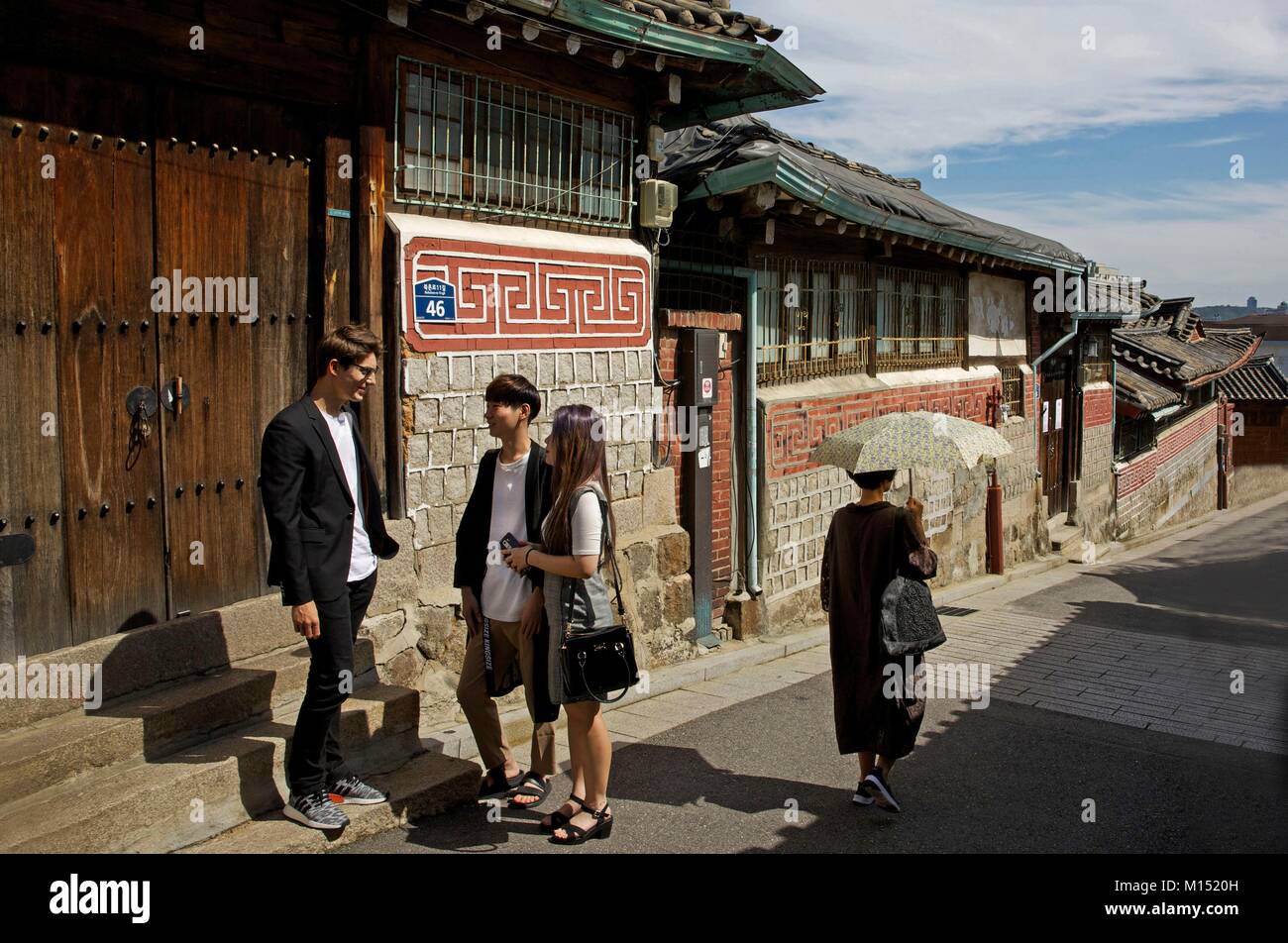 South Korea, Seoul, Fabien Yoon, french star of korean medias withs groupies in an alley of the old district Bukchon hanok village Stock Photo