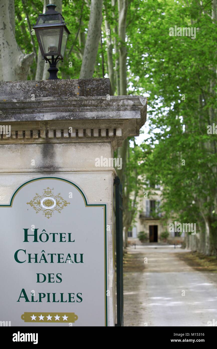 France, Bouches du Rhone, Saint Remy de Provence, hotel Château les  Alpilles Stock Photo - Alamy