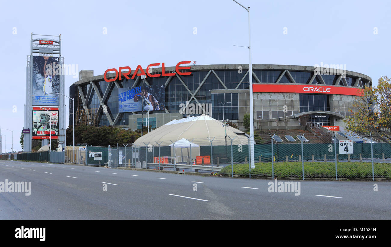 The Oracle Arena In Oakland Home Of The Nba Golden State Warriors Stock Photo Alamy The Oracle Arena In Oakland Home Of The Nba Golden State Warriors Stock Photo Alamy
