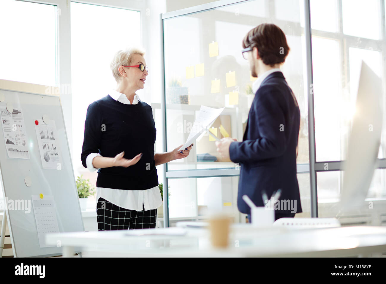 Бизнес исследования. Калькулятор и бумаги. Ведение бухгалтерии. Preparing reports. Clear debts.