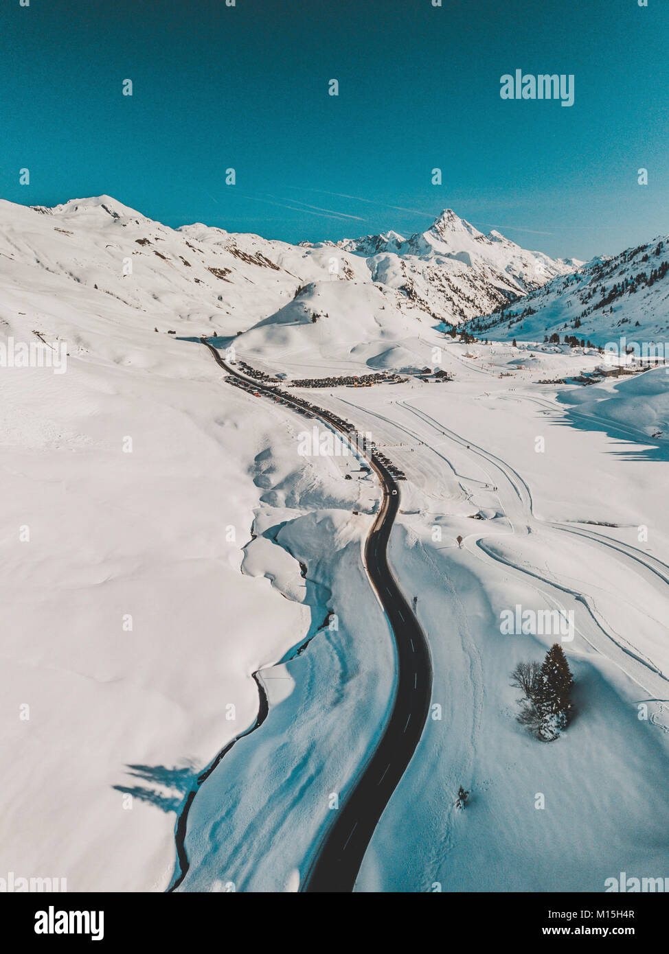 Straße von oben Drohne kurven im Winter Stock Photo