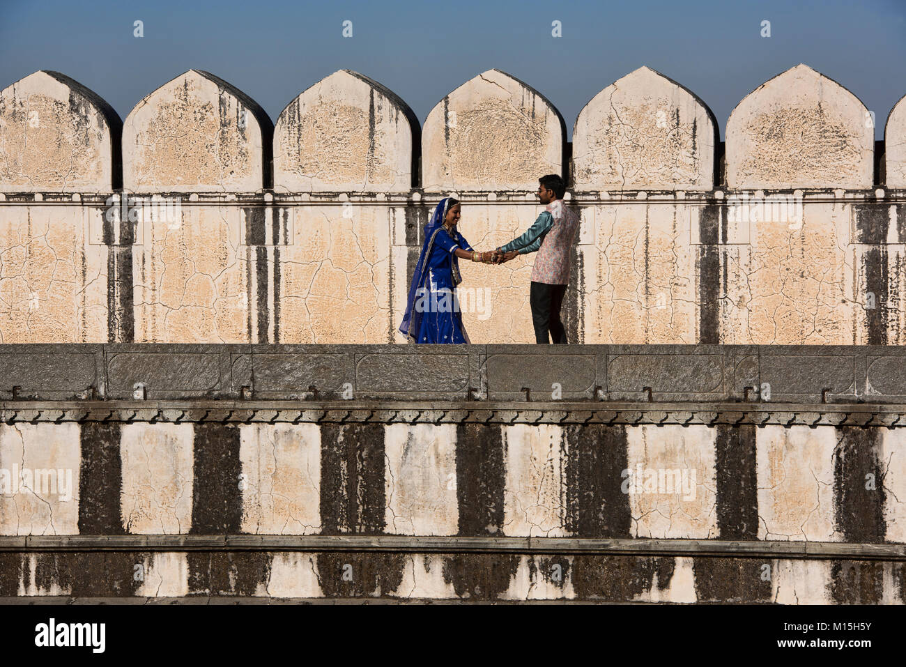 Rajasthani bride and groom on the Kumbhalgarh Fort, Rajasthan, India Stock Photo