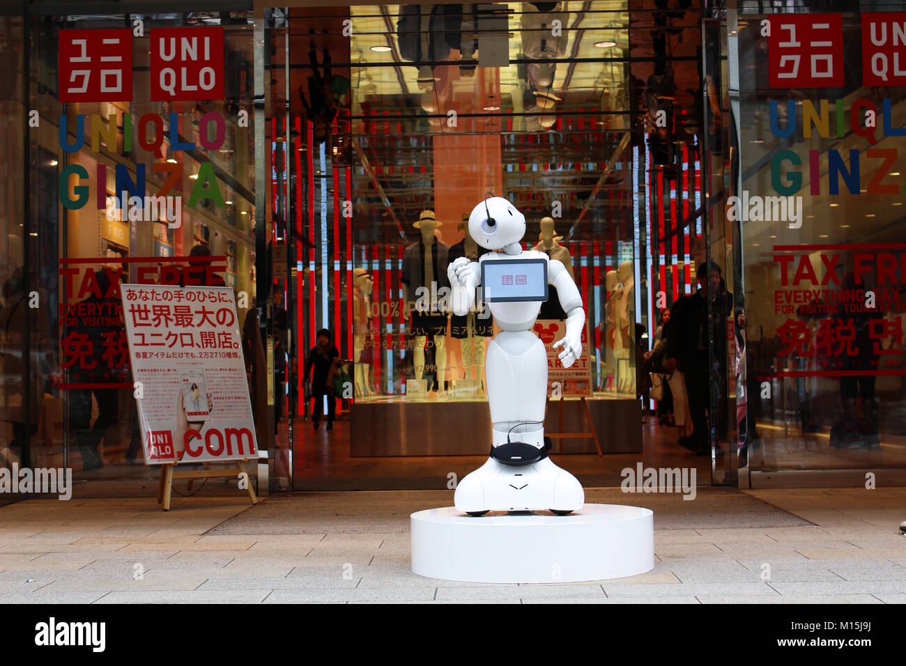 A Softbank Pepper robot outside Uniqlo's flagship store in Tokyo's Ginza  district. The robot is making multi-lingual announcements. April 2017 Stock  Photo - Alamy