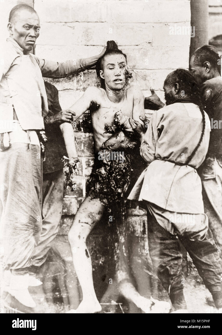 chinese-torture-and-execution-china-c1890s-lingchi-or-death-by-1000-M15PHF.jpg