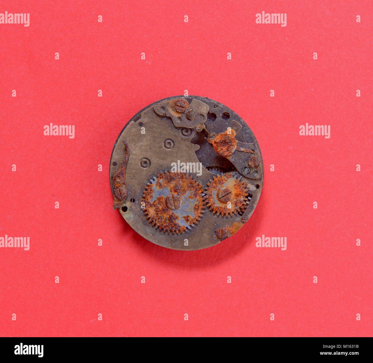 Rusty Rafts Clock rusty old clock mechanism on red background,image of a Stock Photo - Alamy