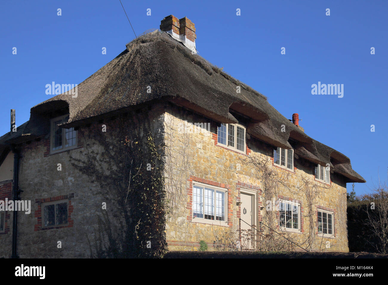 thatched cottage in the west sussex village of amberley Stock Photo Alamy