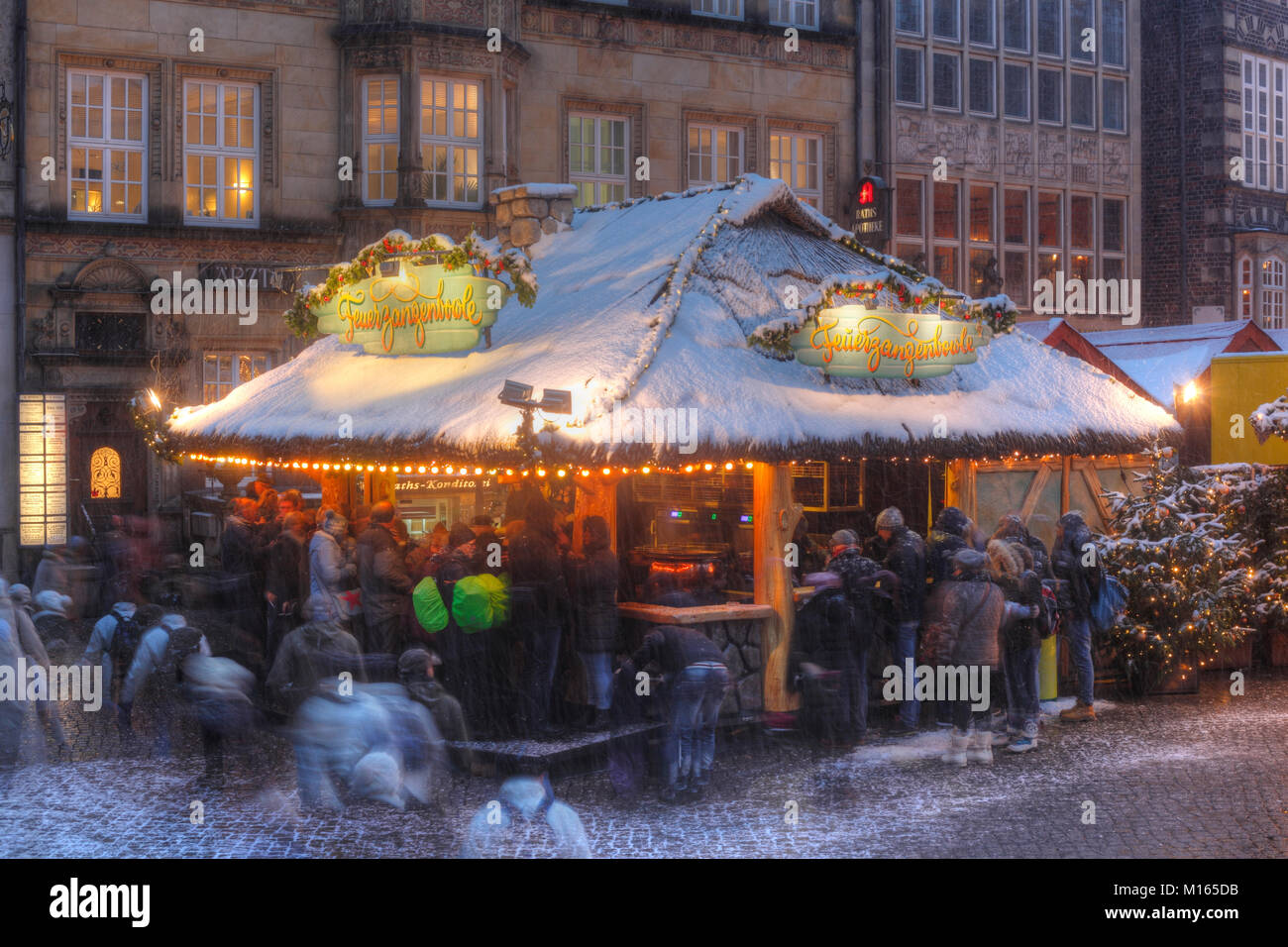 Verschneiter Glühweinstand auf dem  Weihnachtsmarkt am Marktplatz bei Abenddämmerung, Bremen, Deutschland Stock Photo