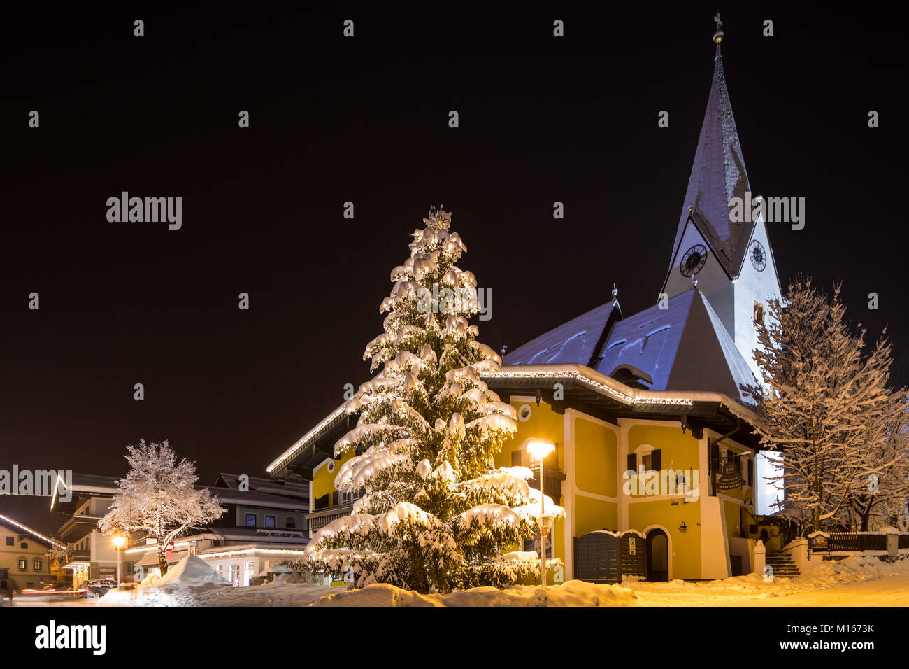 Weihnachtsbaum und Kirche Stock Photo