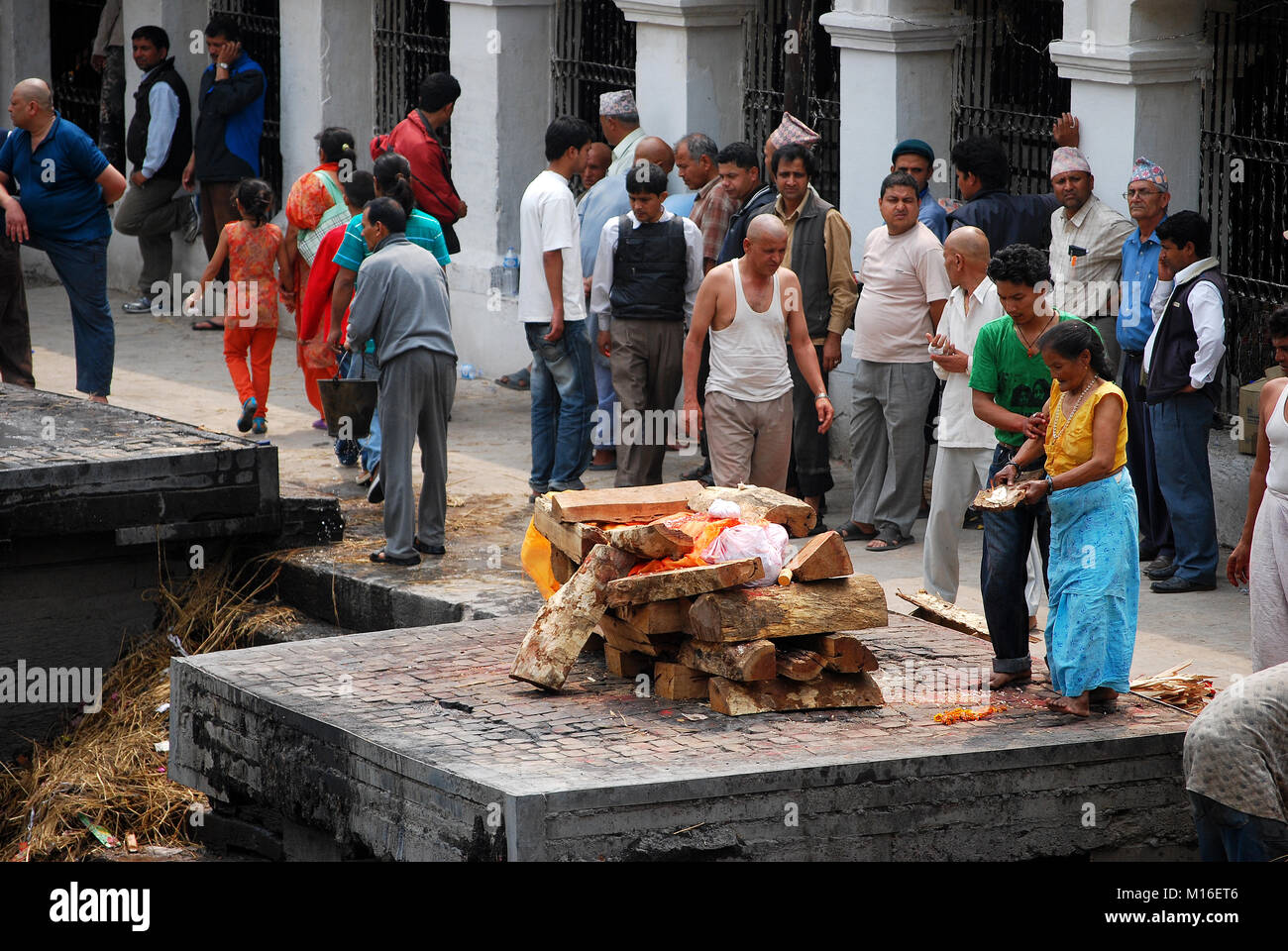 Nepal hindu cremation hi-res stock photography and images - Page 9 - Alamy