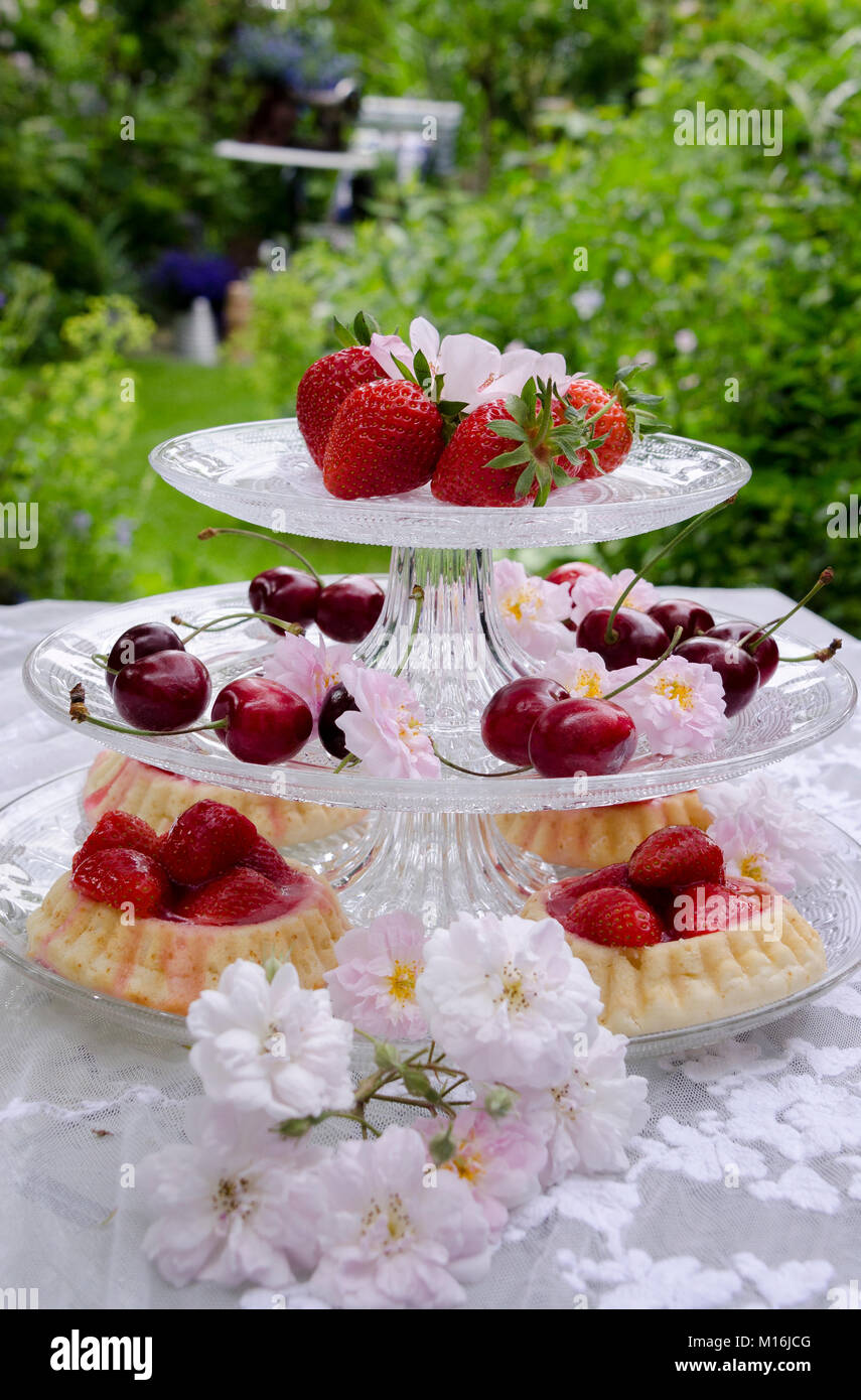 Früchte und Obsttörtchen Stock Photo - Alamy