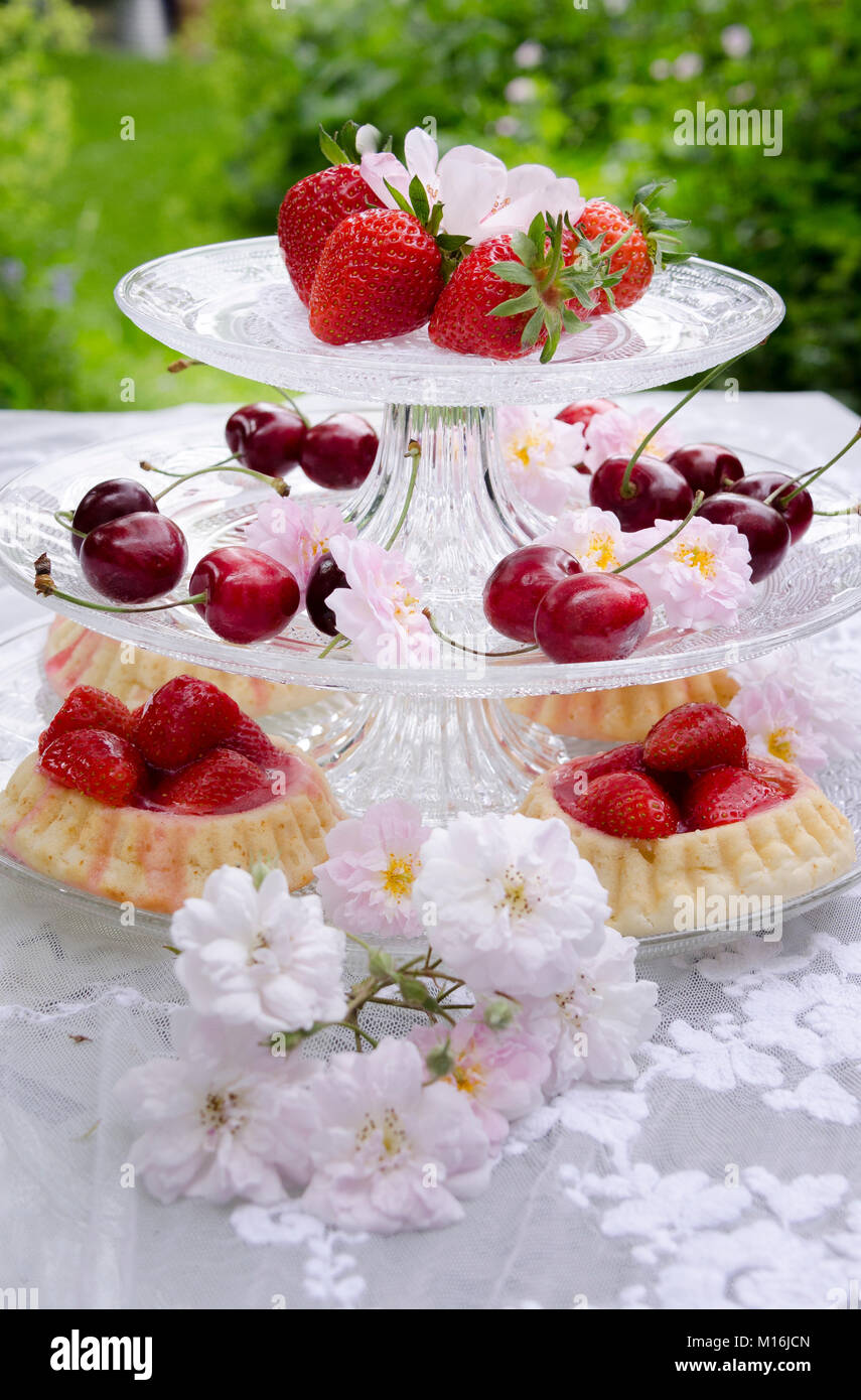 Früchte und Obsttörtchen Stock Photo - Alamy
