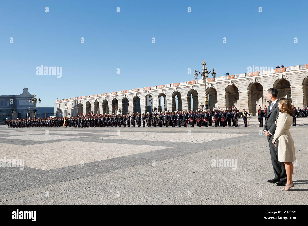 Spanish King Felipe VI and Queen Letizia during a wellcome ceremony for Israel's President on ocassion his official visit to Spain in RealPalace, Madrid on Monday 06, November 2017 © Casa de Su Majestad el Rey Credit: Gtres Información más Comuniación on line, S.L./Alamy Live News Stock Photo