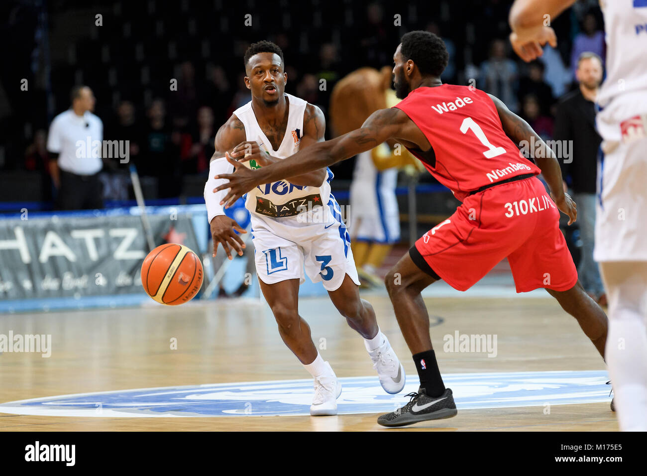 Karlsruhe, Deutschland. 27th Jan, 2018. Richard Williams (Lions Karlsruhe) im duels with Madracus Antonio Wade (Nuernberg). GES/ Basketball/ ProA: PSK Lions - Nuernberg Falcons BC, 27.01.2018 -- |usage worldwide Credit: dpa/Alamy Live News Stock Photo