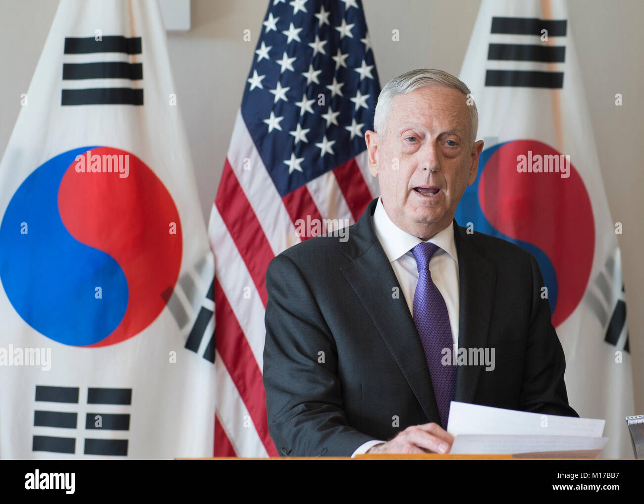 CAMP H.M. SMITH, Hawaii (Jan. 26, 2018)—U.S. Secretary of Defense James Mattis delivers a statement before a meeting with the Republic of Korea (ROK) Minister of National Defense Song Young-moo at USPACOM headquarters. Secretary Mattis and Minister Song reaffirmed the U.S.-ROK alliance and the mission to maintain peace and stability on the Korean Peninsula. (U.S. Navy photo by Mass Communication Specialist 2nd Class James Mullen/Released) Stock Photo