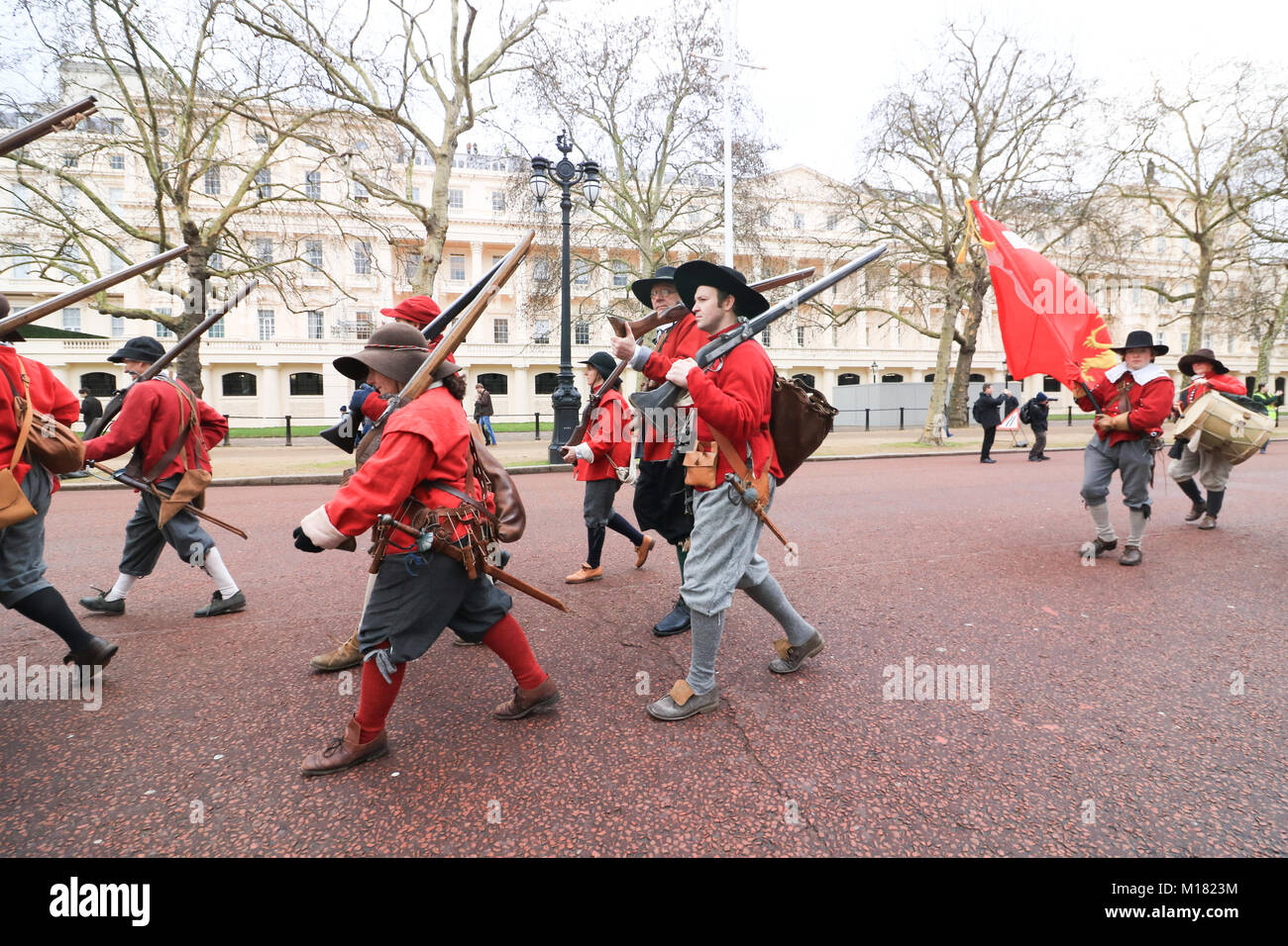 London UK. 28th January 2018.  Members of King's Army of the English Civil War Society  retrace the route taken by King Charles I from St James' Palace to the place of his execution at the Banqueting House in Whitehall on 30 January 1649 Credit: amer ghazzal/Alamy Live News Stock Photo