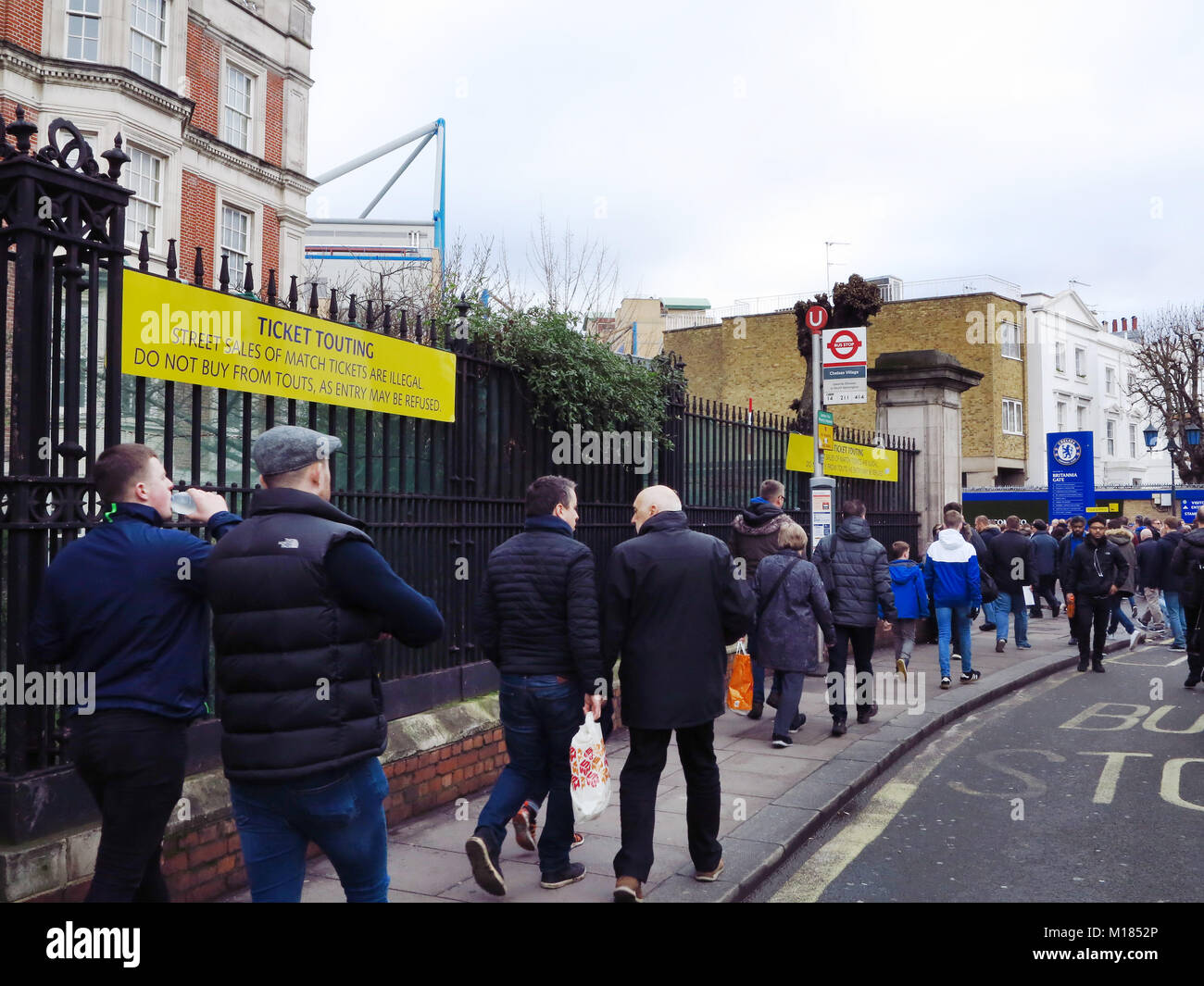 Ticket touts uk hi-res stock photography and images - Alamy