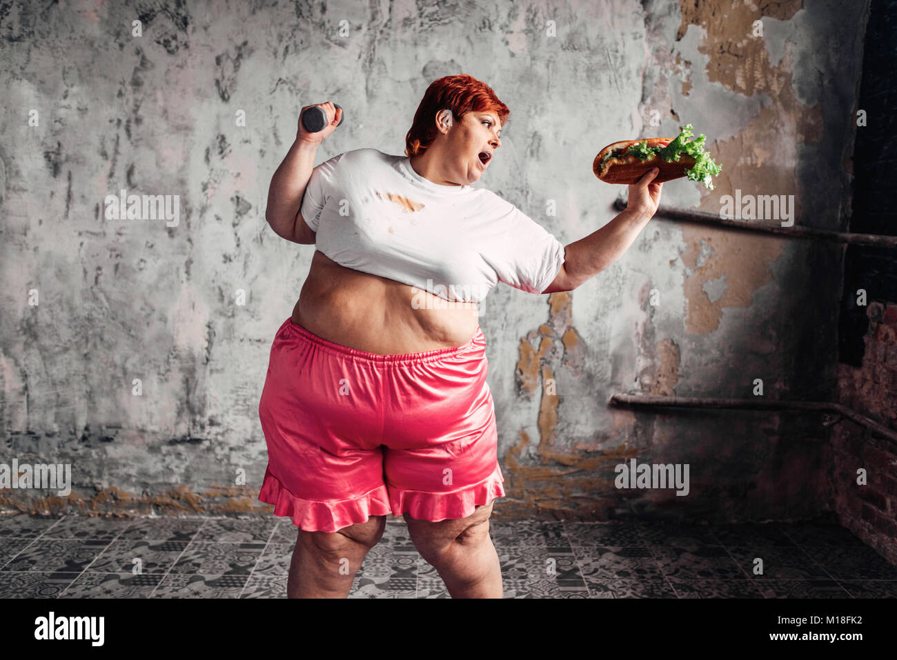 Трудно быть толстым. Жирный в майке. Женщина с лишним весом. Люди с избыточным весом. Злая полная женщина.