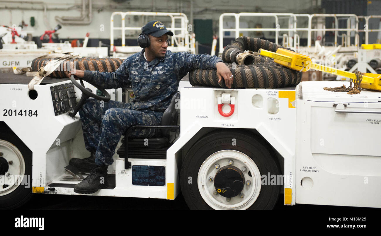 Flight deck tractor hires stock photography and images Alamy