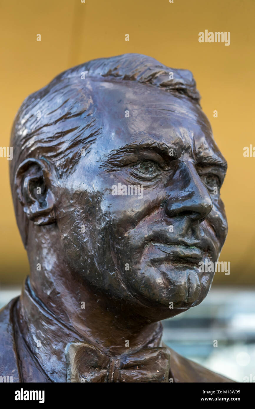 A life-sized bronze statue of the famous actor Cary Grant, a Bristolian, Bristol, UK Stock Photo