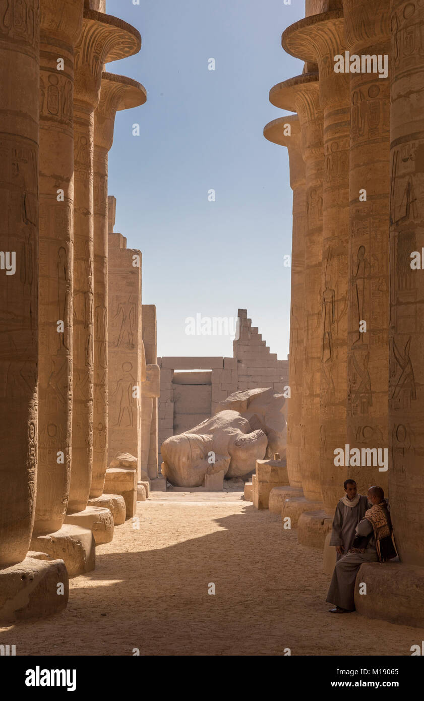 Colonnade and Fallen Colossal Statue of Ramses II, Ramseseum, Thebes, Egypt Stock Photo