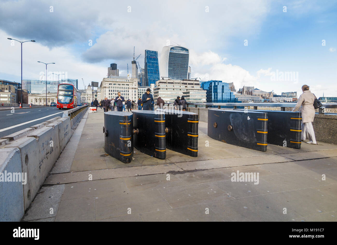 Antiterrorism antivehicle security barriers or defence bollards