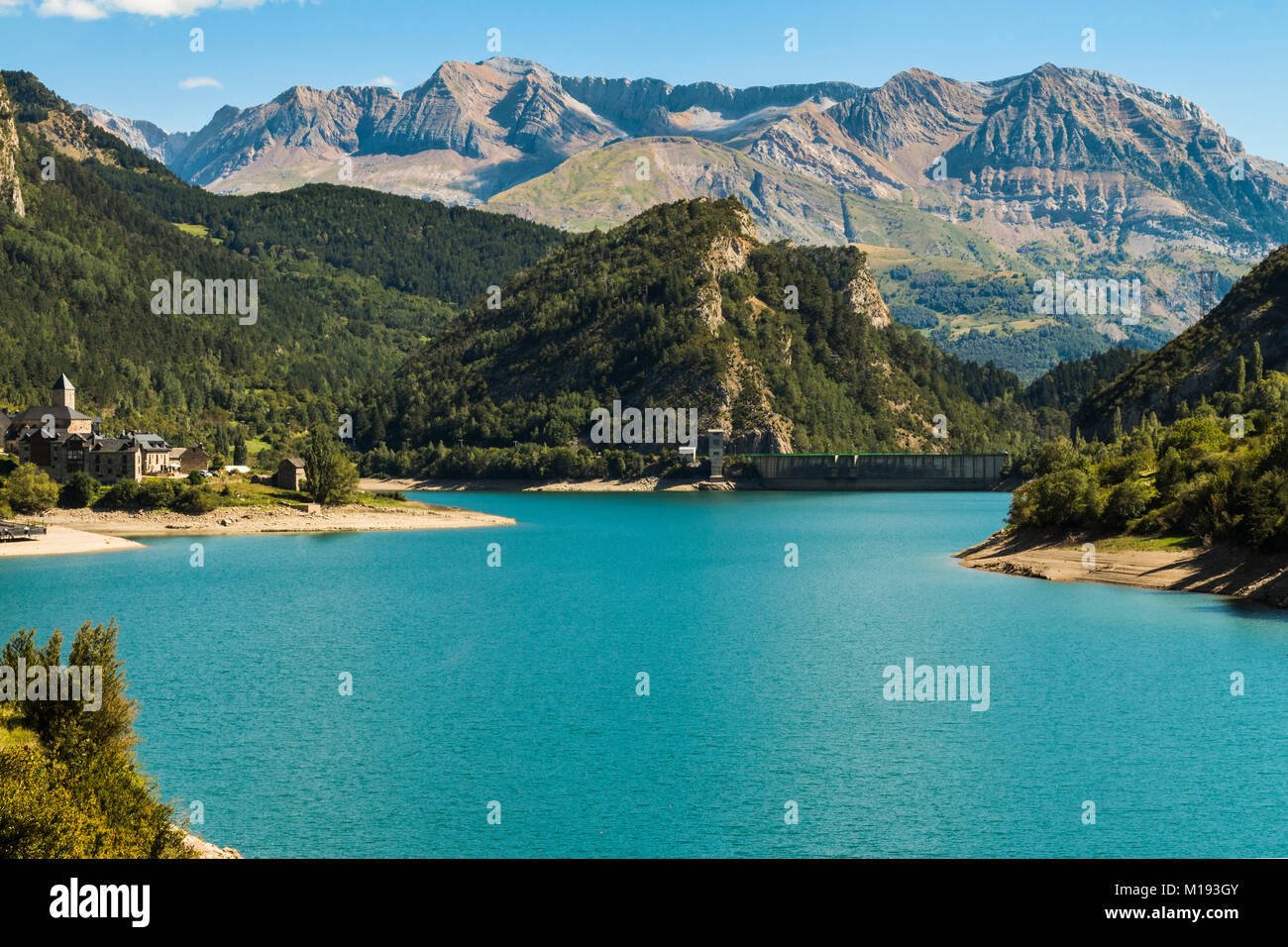 Lanuza village & resevoir of same name, with the dam and Tendenera mountains beyond, Tena Valley. Sallent de Gallego; Pyrenees; Huesca Province; Spain Stock Photo
