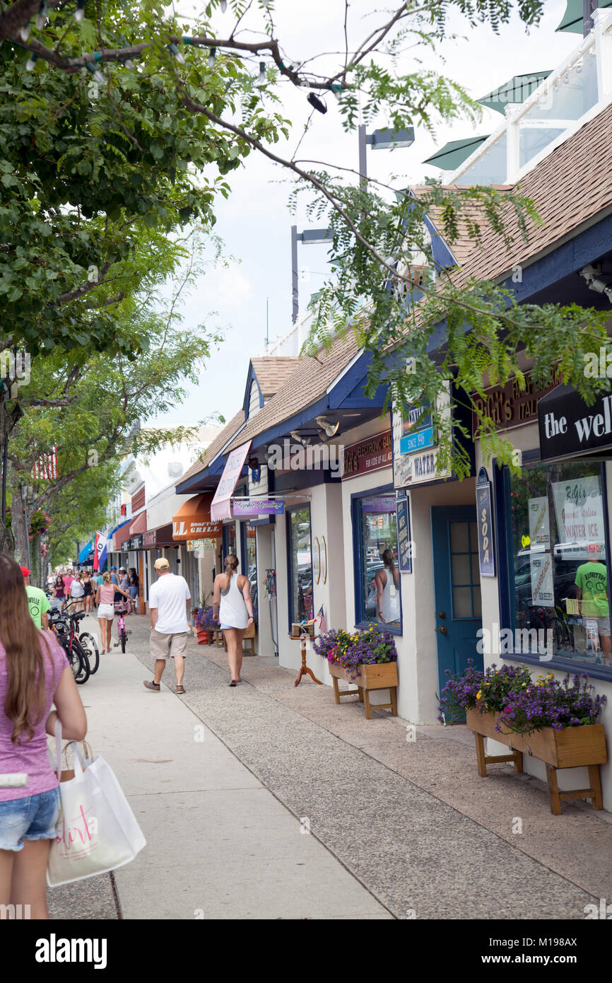 Stone Harbor Light Up On 96th Street For Christmas 2022 Small Town America And Pedestrians High Resolution Stock Photography And  Images - Alamy