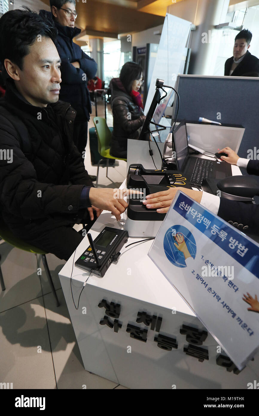 29th Jan, 2018. Biometric identification Travelers scan their